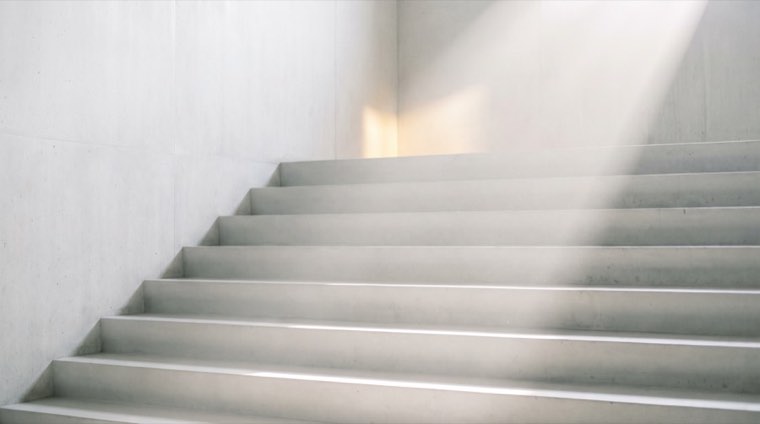 朝の光が差す階段