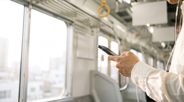 通勤電車で音声を聞いているところ